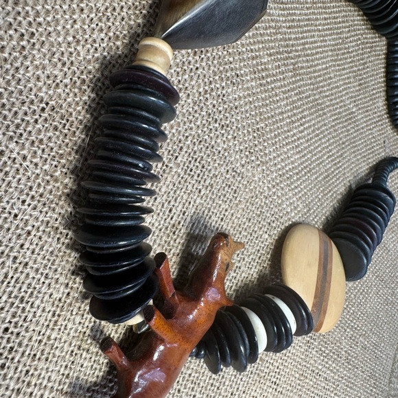 Very unique hand carved wood necklace from Kenya - Picture 7 of 13